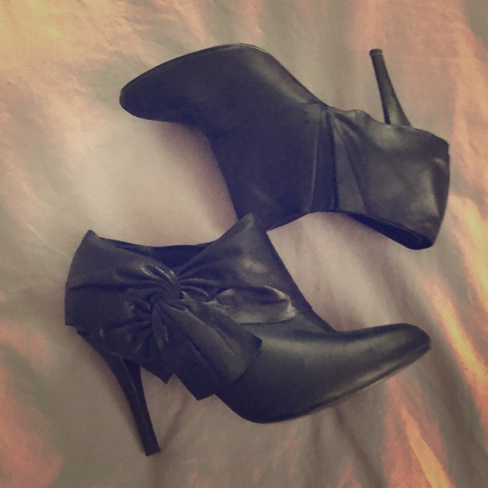 Black booties - LAUNDRY by Shelli Segal